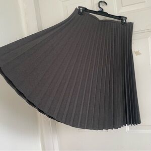 Express World Brand Gray Elegant Black Zippered Pleated Skirt Size 11/12 (Large)